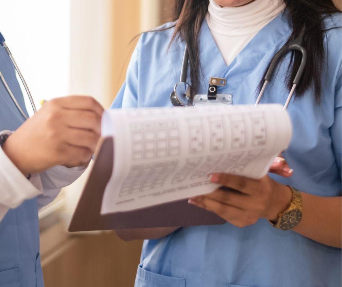 Une stagiaire apprend d'un médecin à l'hôpital au Cambodge